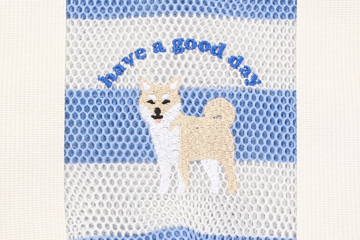 白と優しいブルーのボーダーメッシュに柴犬の刺繍。犬の上には「have a good day」と青の刺繍、持ち手はオレンジ